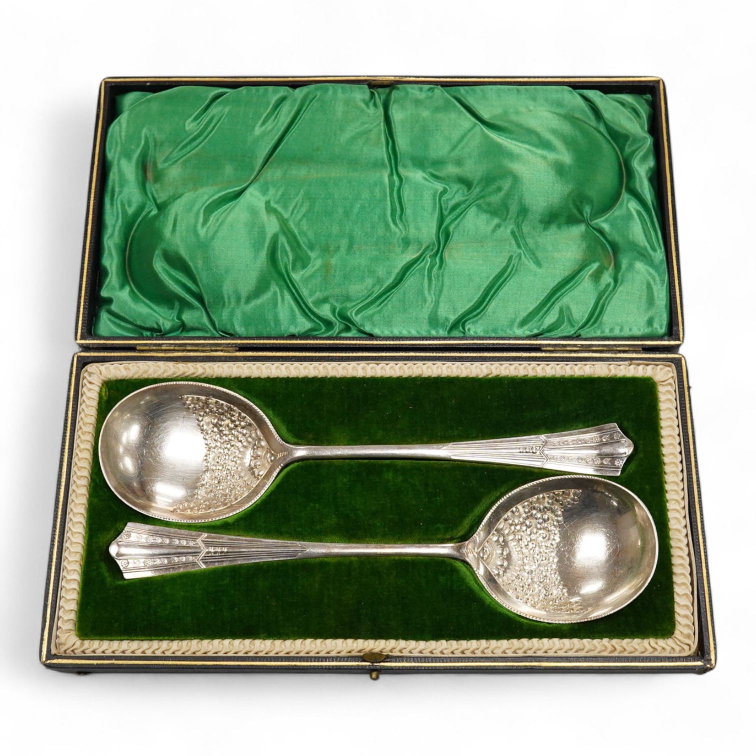 A cased pair of Edwardian silver serving spoons, Cooper Brothers & Sons, Sheffield, 1906, 21.8cm, 5.4oz.